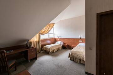 Фото номера Стандартный трехместный номер Отель Hotel Porto г. Плунге 2